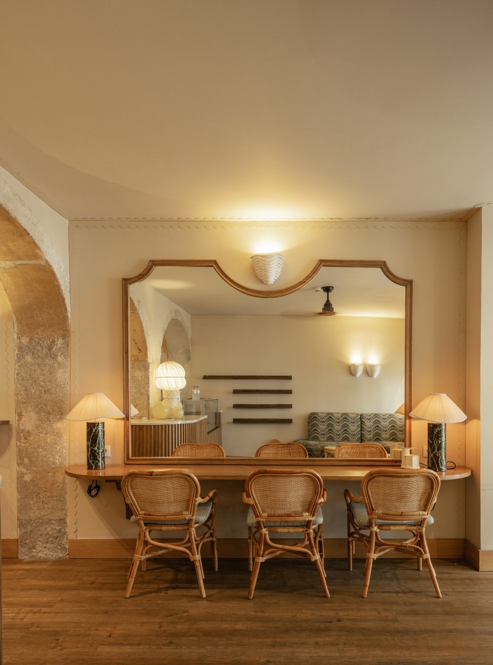 Inside Giola Rua do Comércio — mirror and café tables
